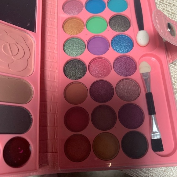 Blush and Highl and Lipless and Eyeshadow Pallet - Picture 2 of 8